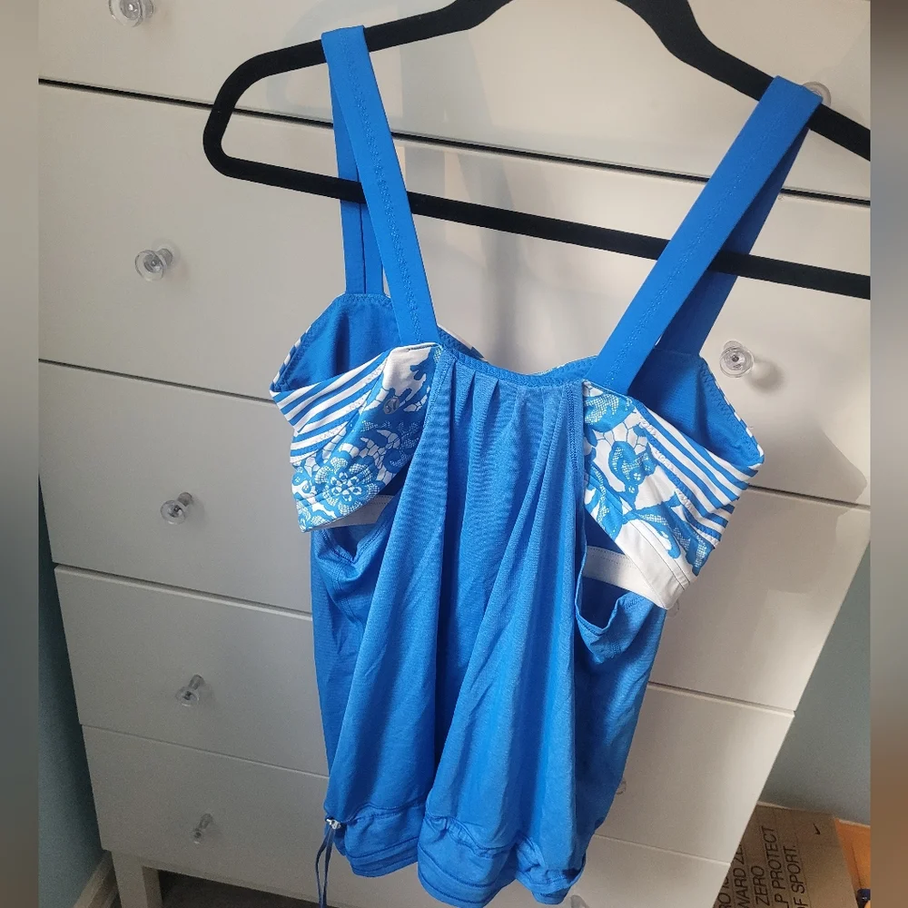 Lululemon tank with built-in sports bra - Picture 2 of 3